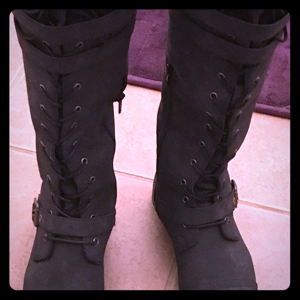 Ladies Boots size 8, Charcoal Gray Suede